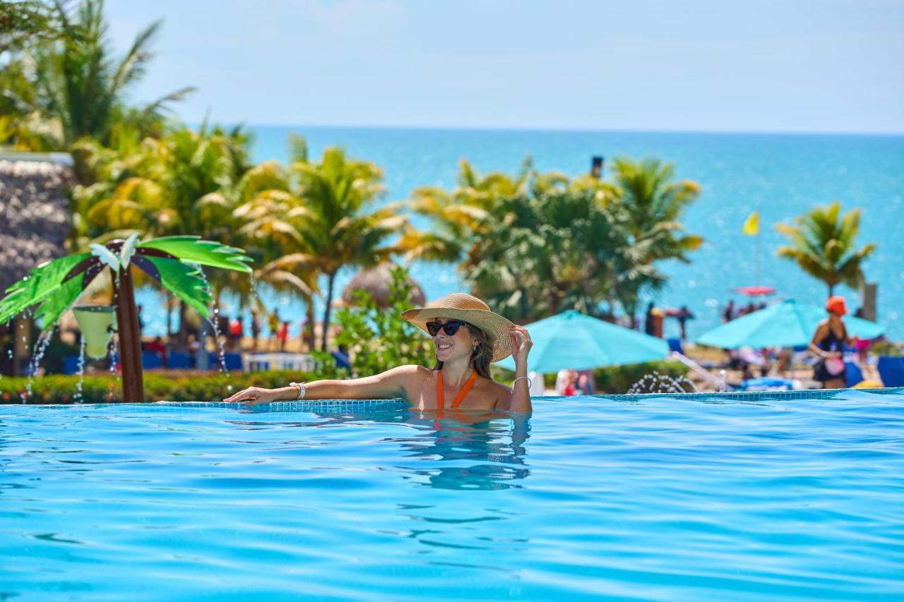 فندق Gran Evenia Bijao سانتا كلارا المظهر الخارجي الصورة A woman in a swimming pool