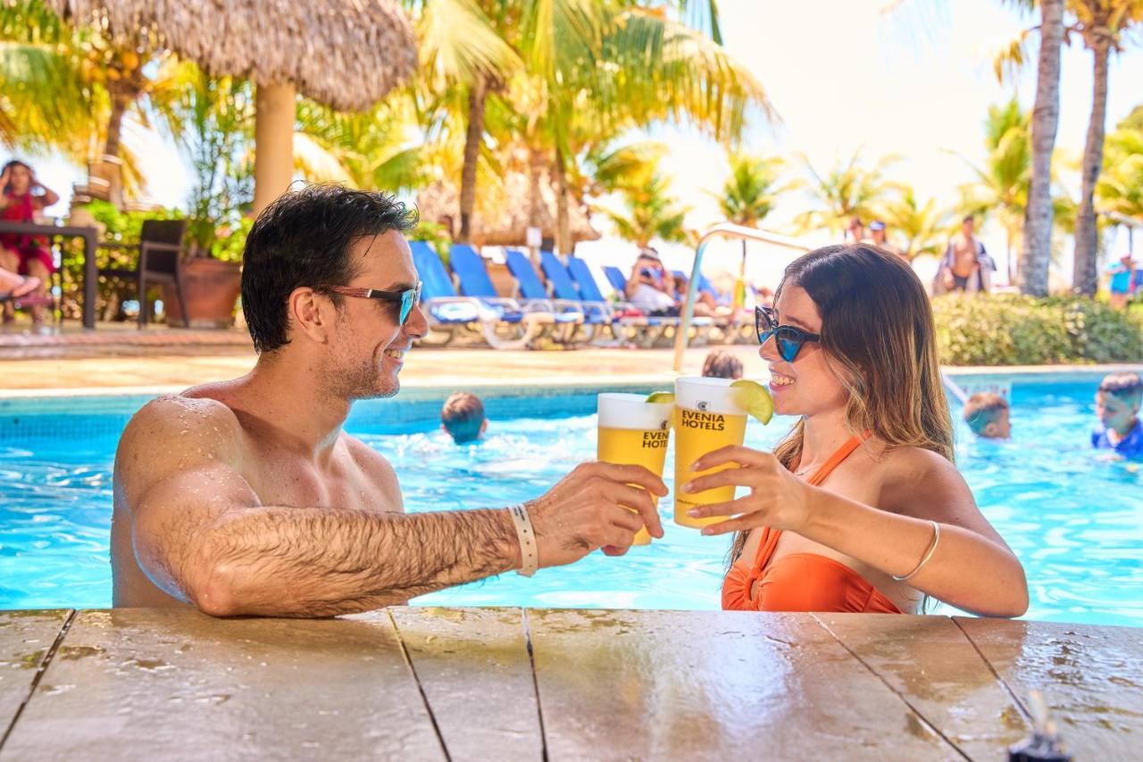 فندق Gran Evenia Bijao سانتا كلارا المظهر الخارجي الصورة A couple drinking Presidente at a pool