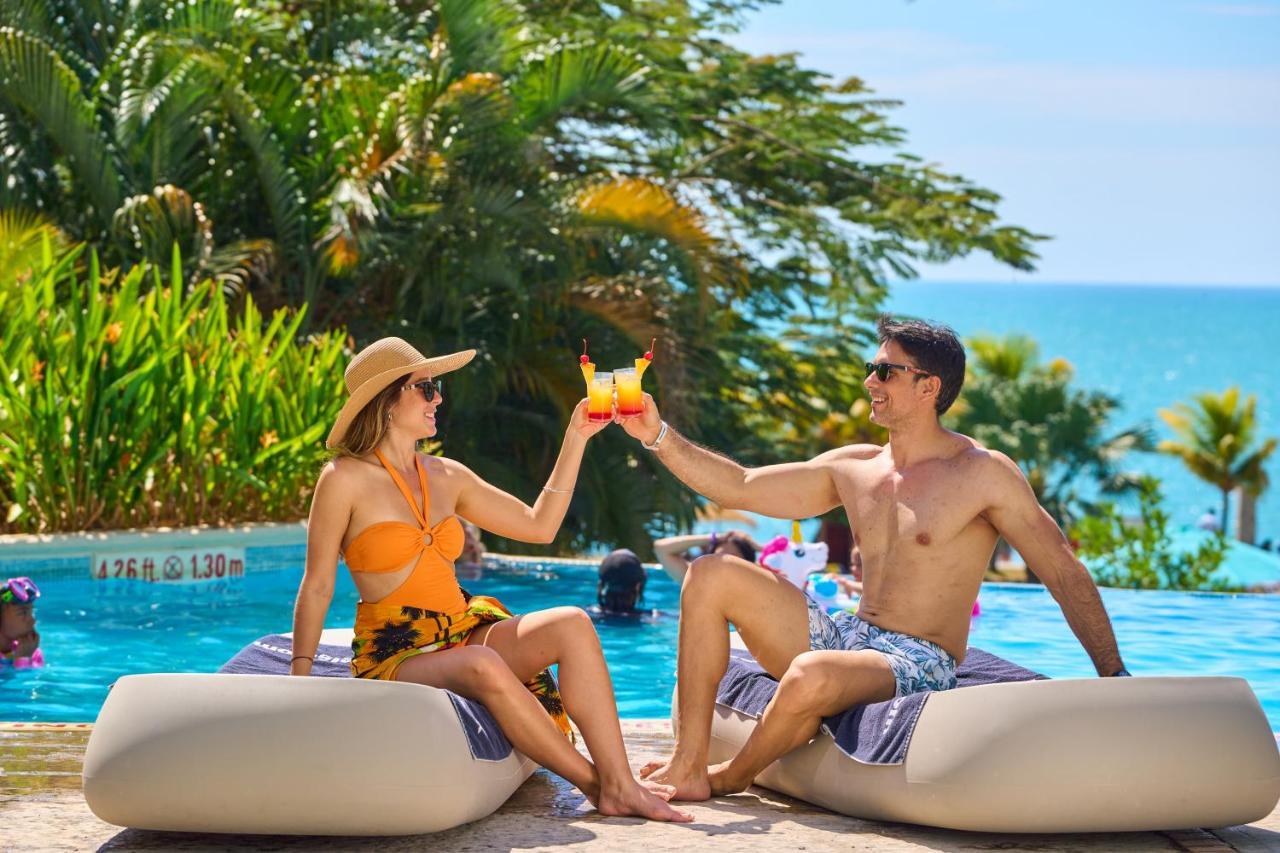 فندق Gran Evenia Bijao سانتا كلارا المظهر الخارجي الصورة A couple at a resort in Cancun, Mexico