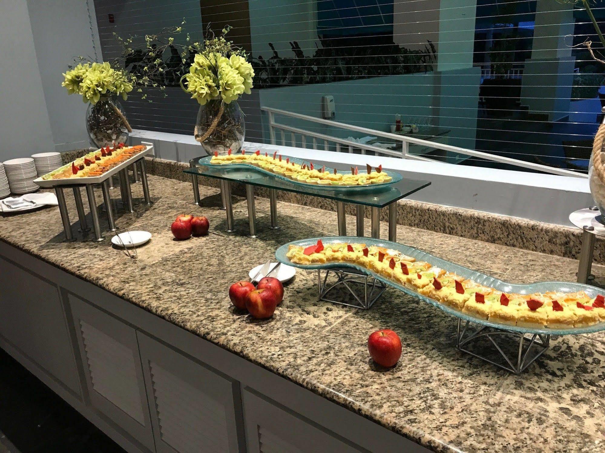 فندق Gran Evenia Bijao سانتا كلارا المظهر الخارجي الصورة A buffet at a hotel